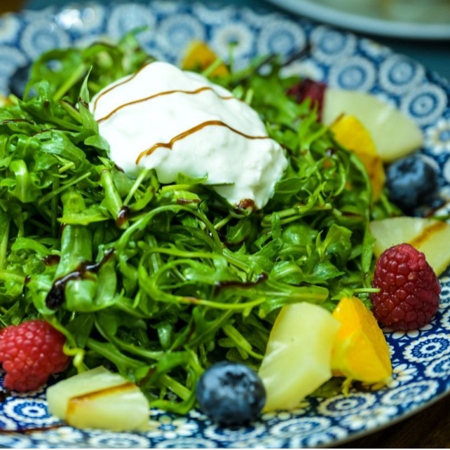 Rukola va Strachatello pishloqli salat